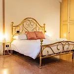 Private Parking Centro Storico: L\'Affresco