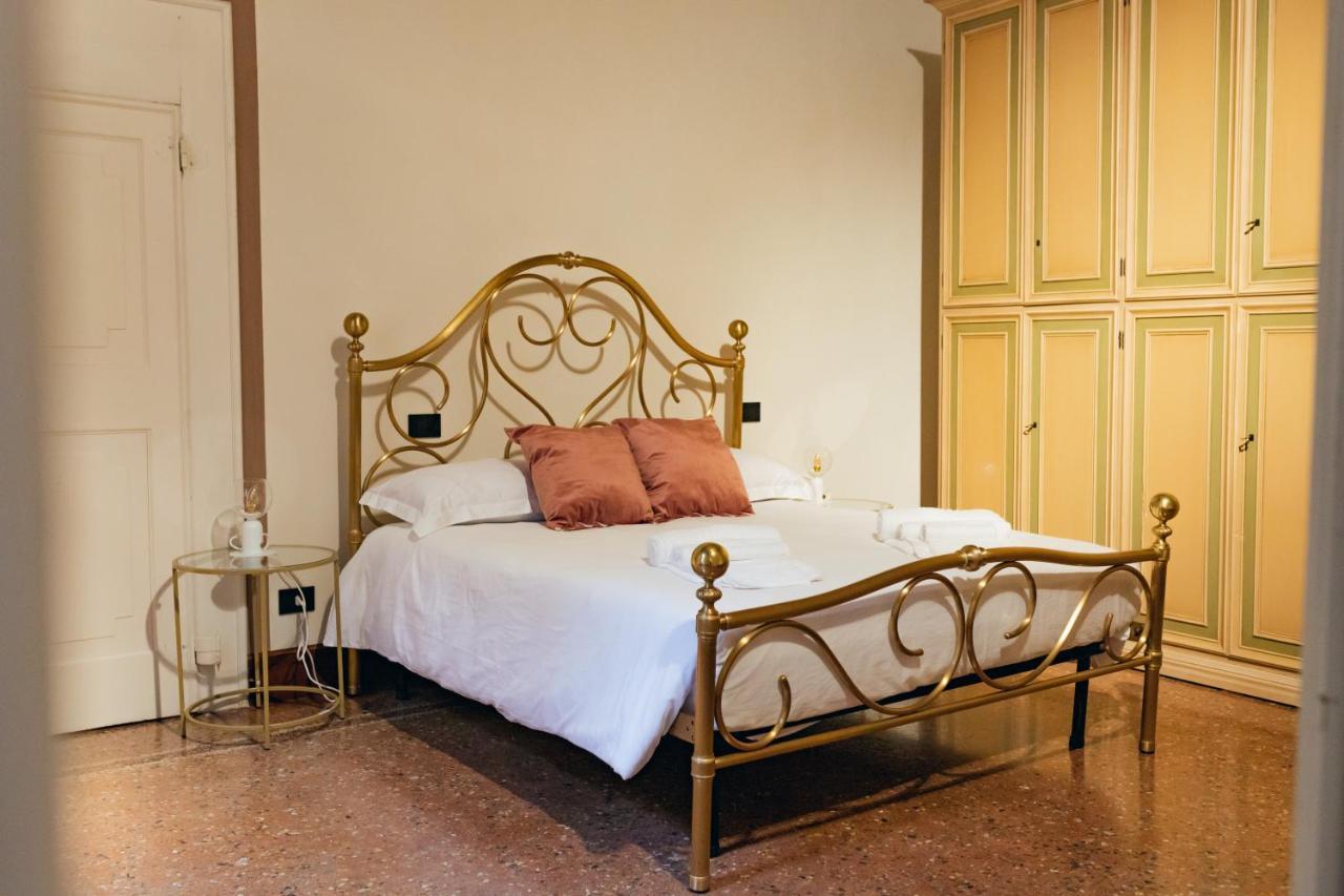 Private Parking Centro Storico: L'affresco Apartment *