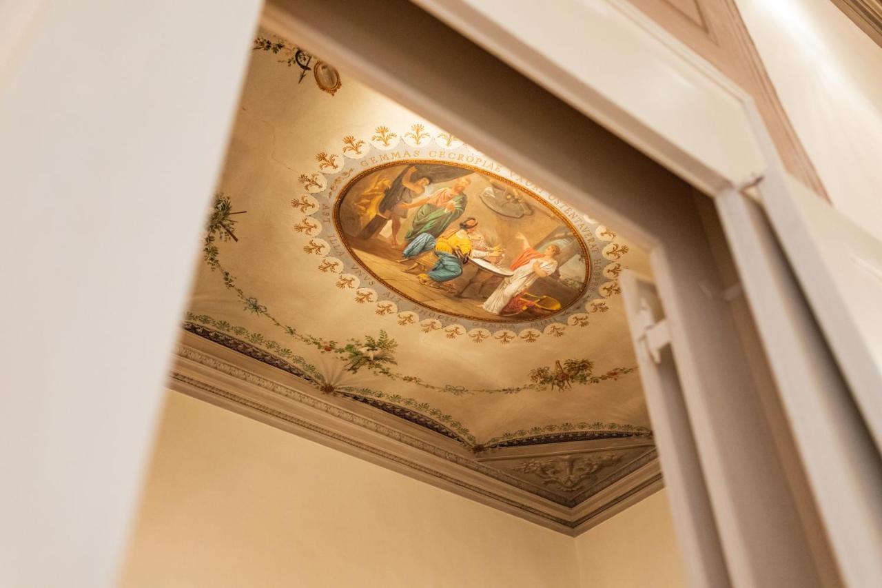 Private Parking Centro Storico: L'affresco Apartment Bologna