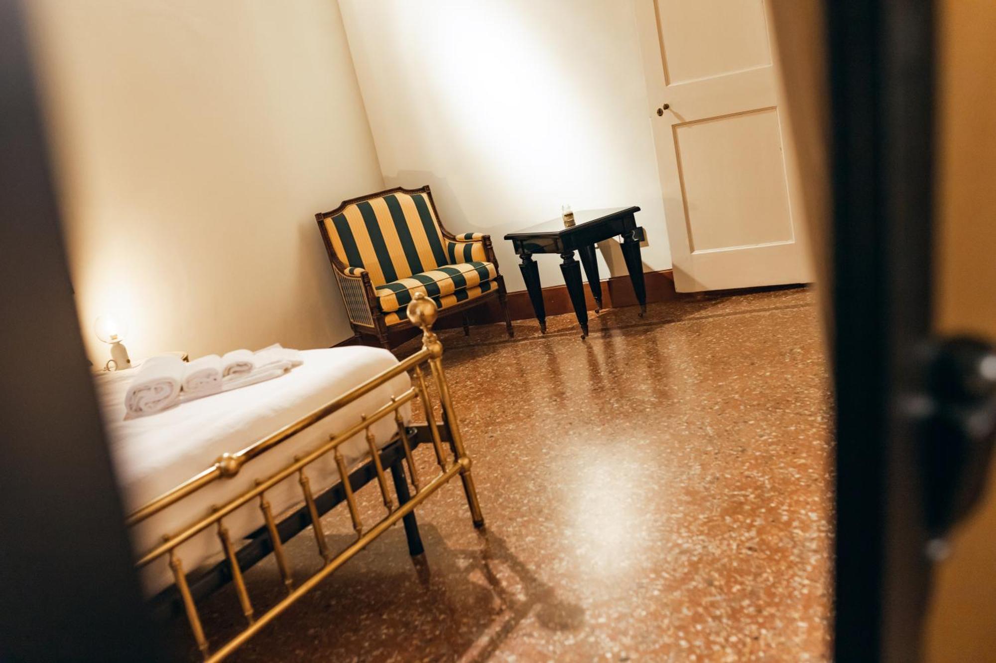 Private Parking Centro Storico: L'affresco Apartment *