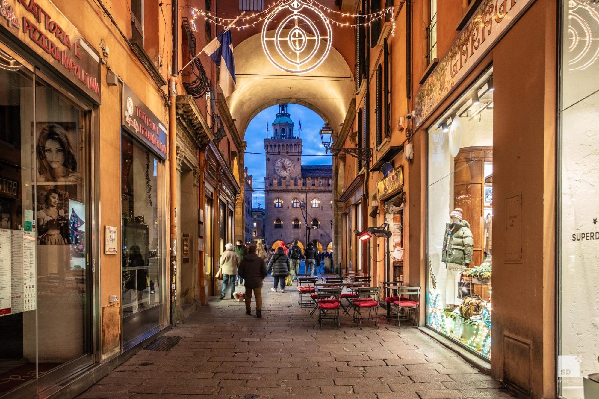 Urbanicooh Garisenda - Piazza Maggiore View