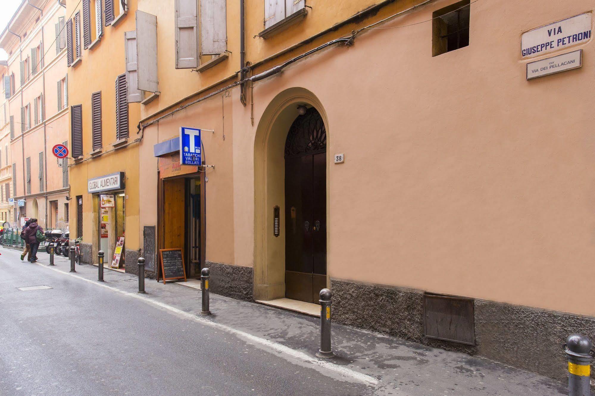 Appartamento Petroni 38 By