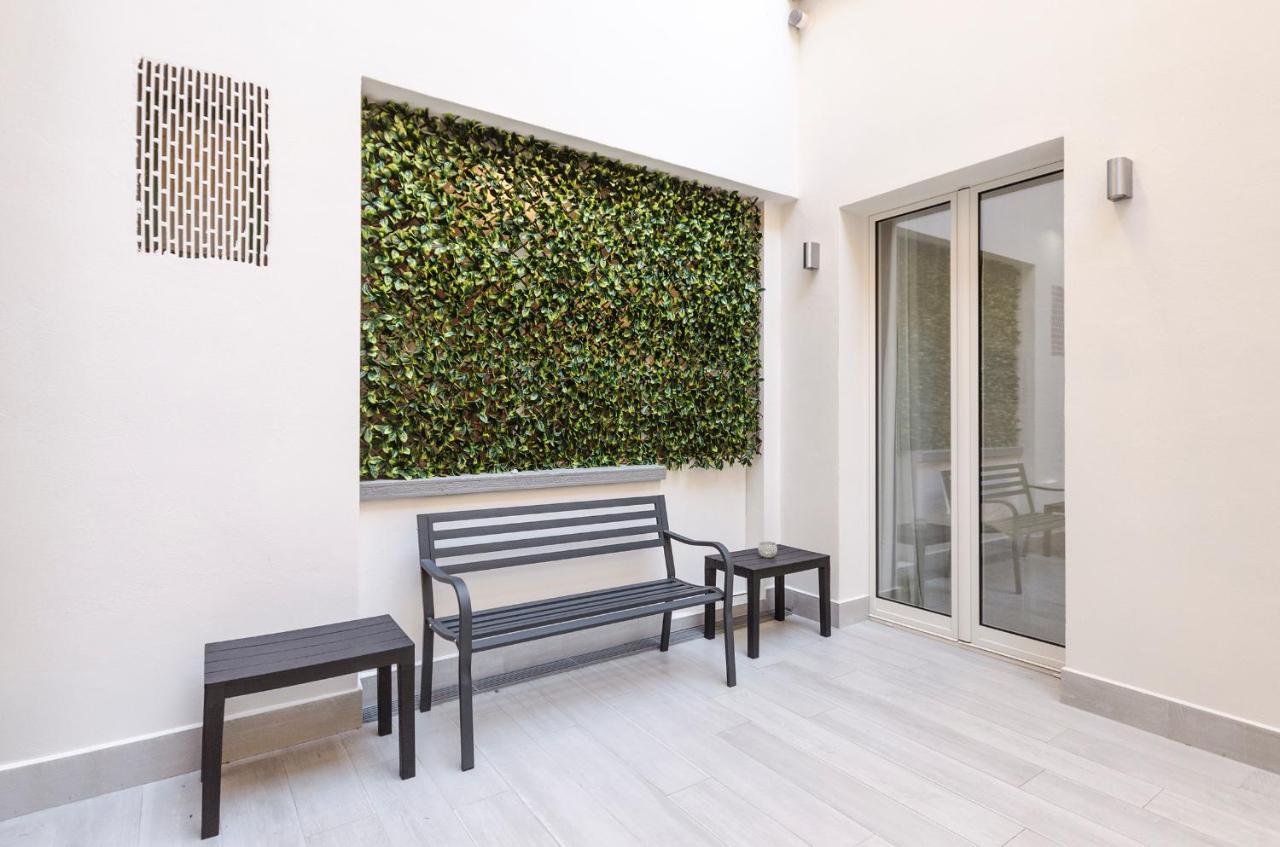 Apartment Dimora Santo Stefano: Ampia, Con Giardino Privato
