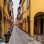 Sotto I Portici Di Bologna
