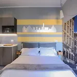 Central Apartment Close To Food And Shopping