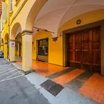 Sui Tetti Di Bologna Centro, Casa Dei Colori