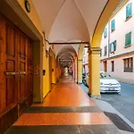 Sui Tetti Di Bologna Centro, Casa Dei Colori