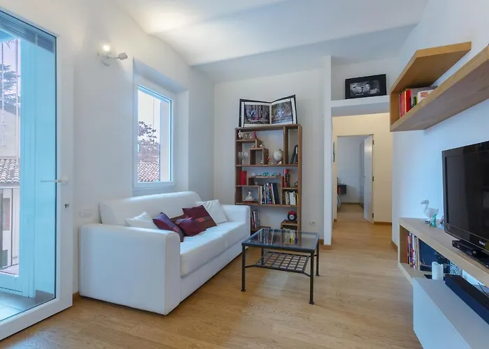 Bologna Saragozza District Apartment