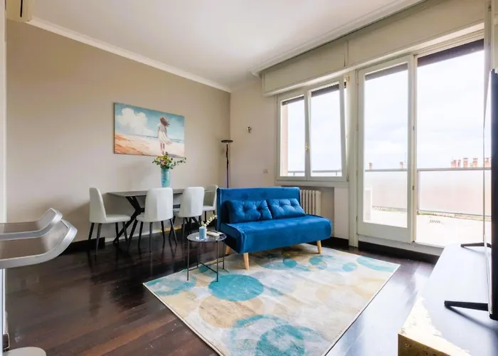 Elegant Penthouse With A View Of The Two Towers And Piazza Maggiore