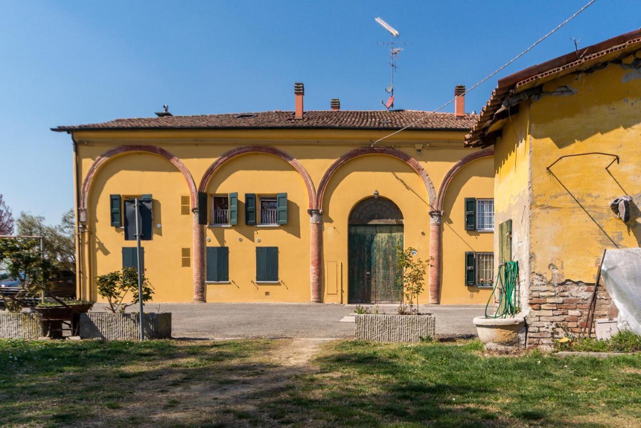 A Saltarelli Vicino All'aeroporto Bolonia