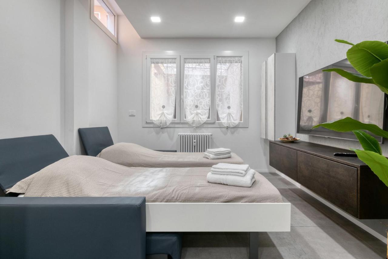 Ugo Lenzi Apartment *