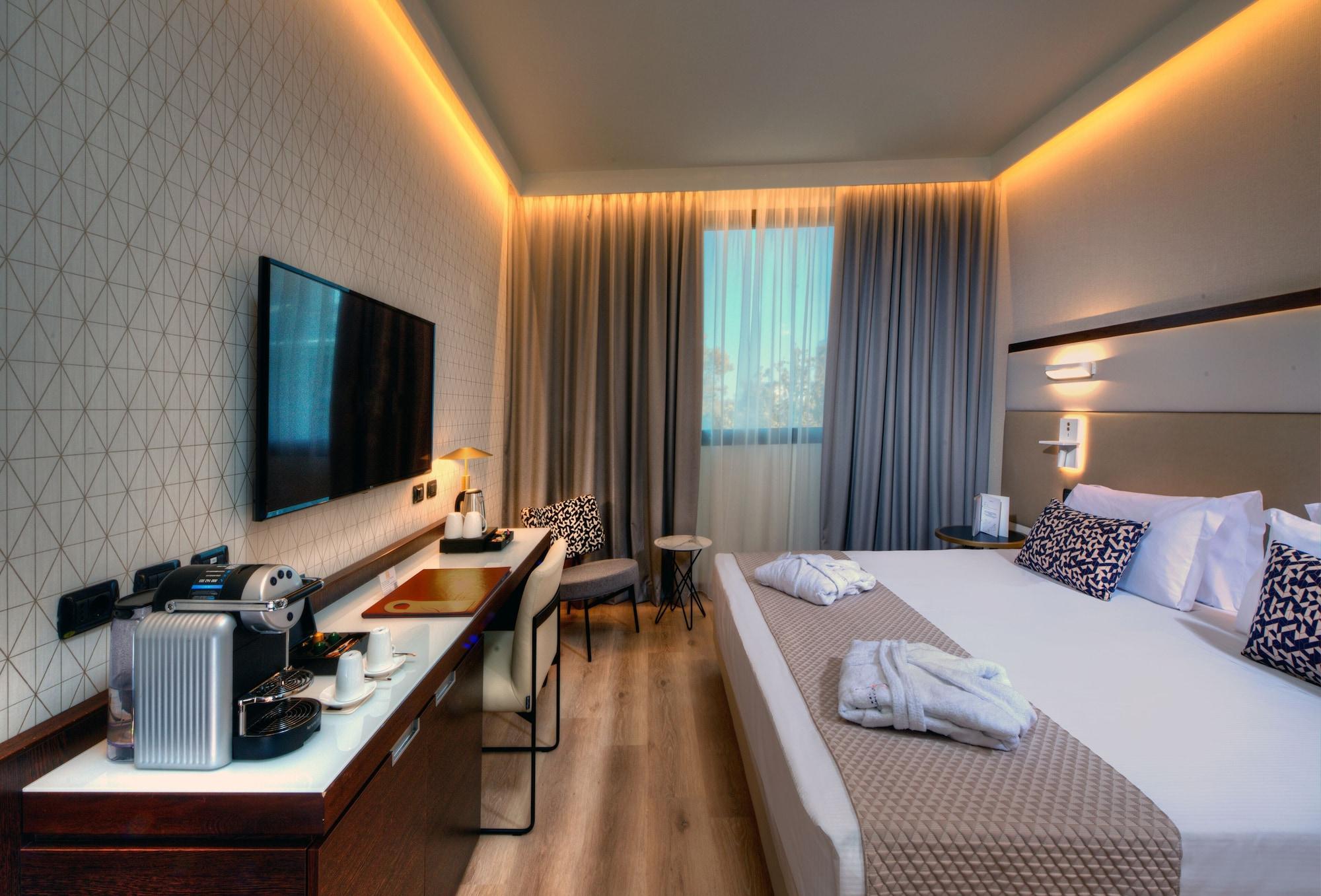 Hotel Savhotel Aemilia 4*