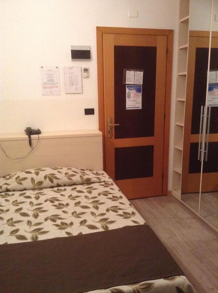 Hotel Holiday- Finestrella 3*