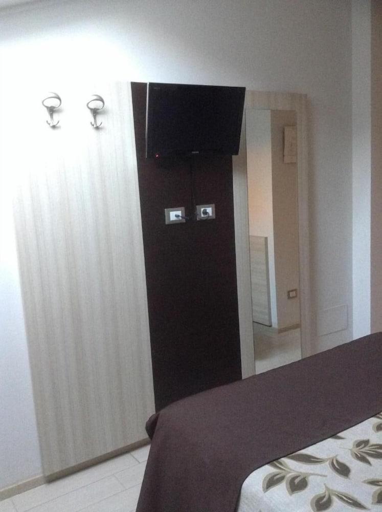 Holiday- Finestrella 3* Bologna