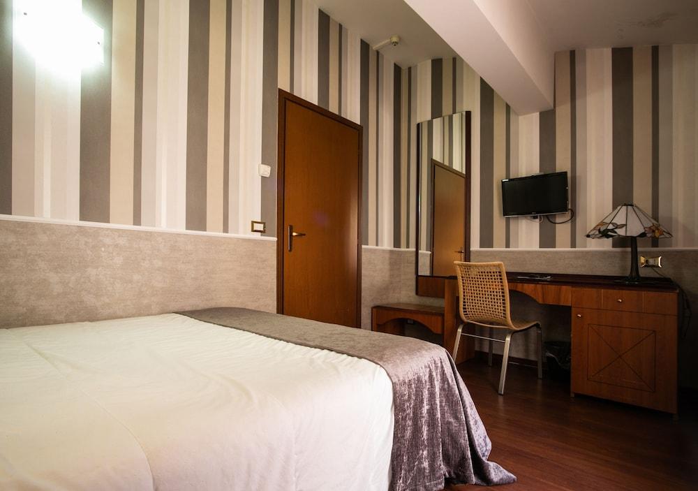 Astoria Hotel 3*