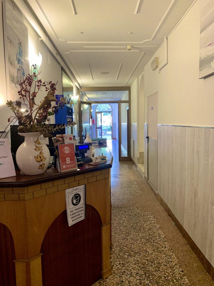 Hotel San Vitale *