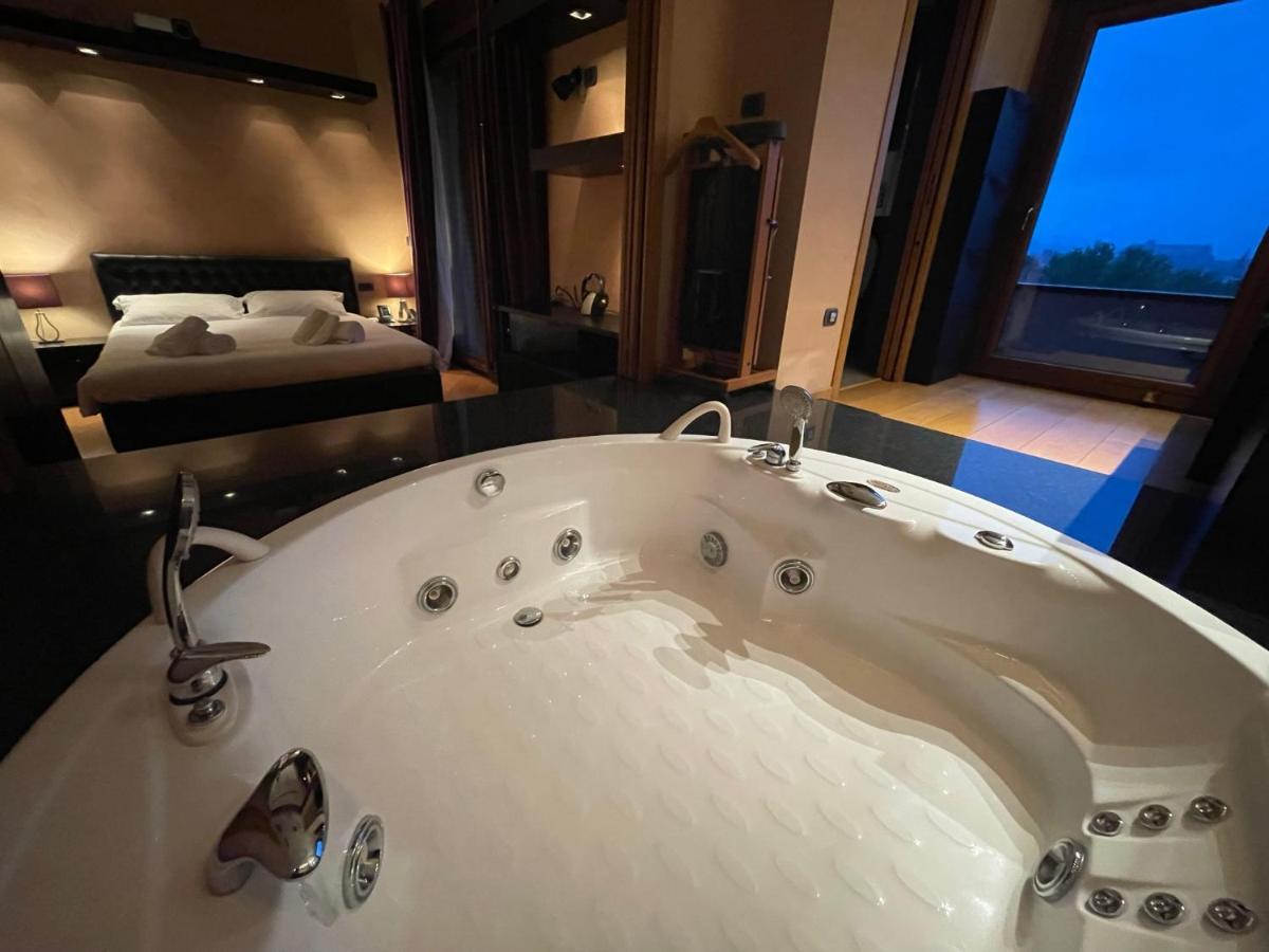 Attico Con Vista Spettacolare E Jacuzzi Lejlighed Bologna