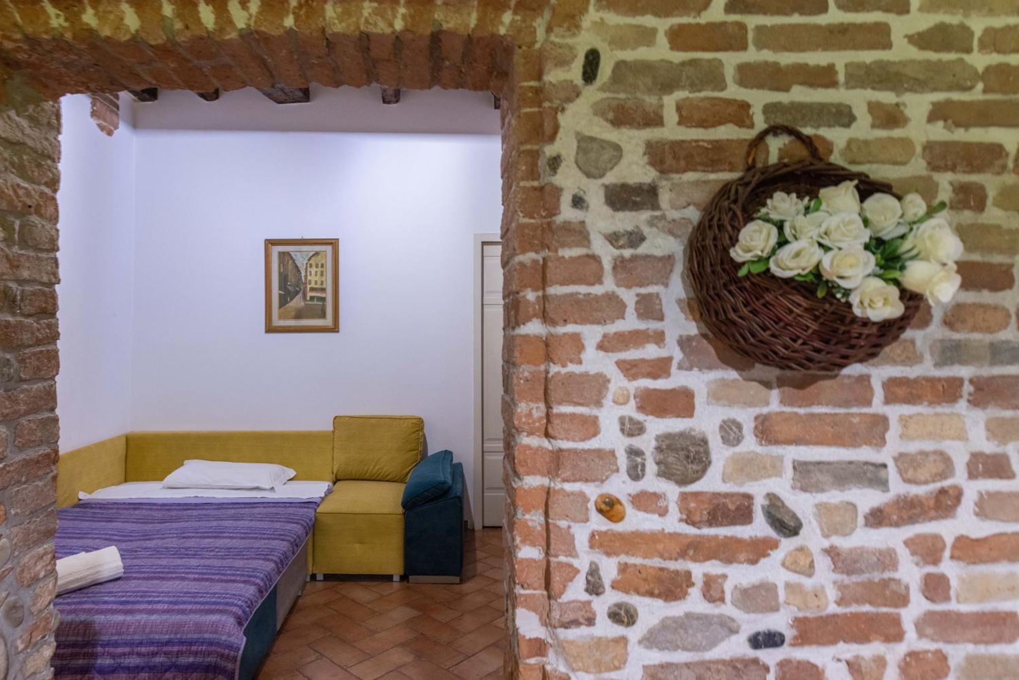 De'gombruti, By Short Holidays * Bolonia