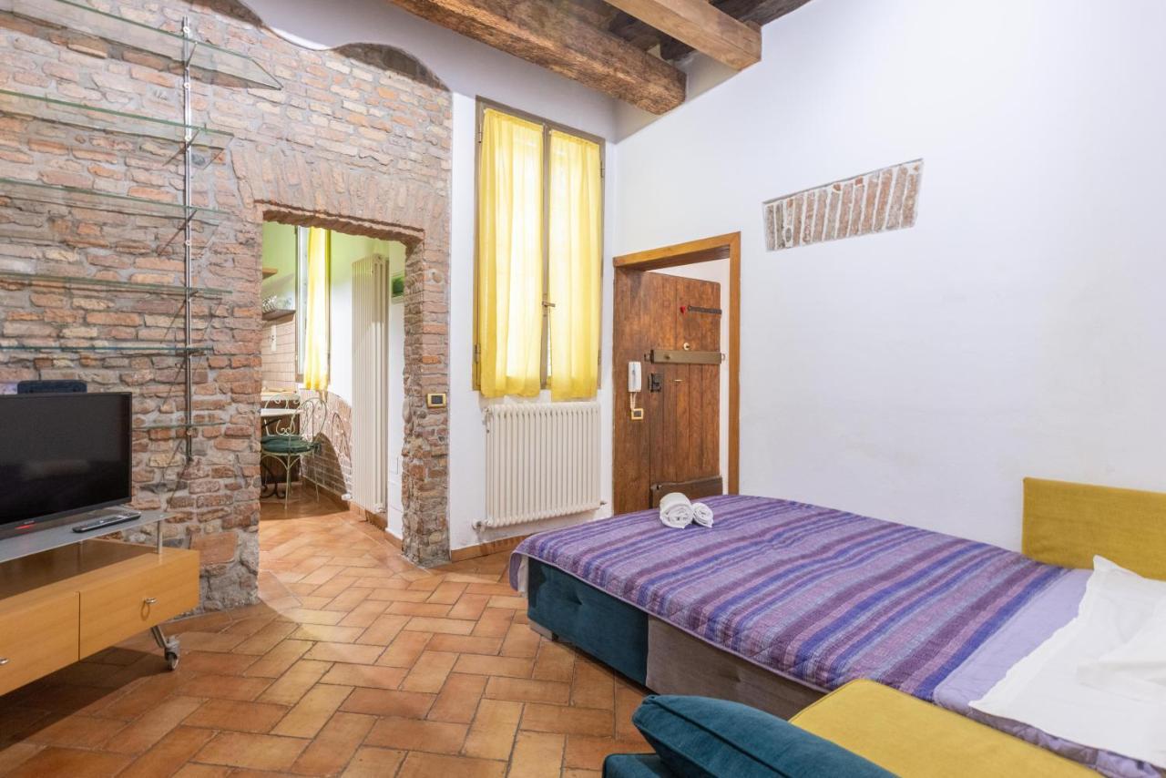 De'gombruti, By Short Holidays * Bolonia