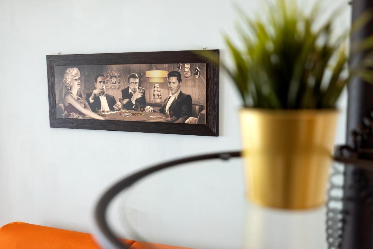Apartment We - House Of Stars - *