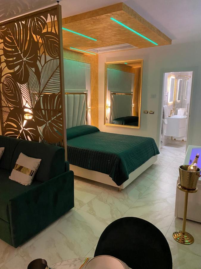 Fashion Gold With Jacuzzi & Car Garage Apartment