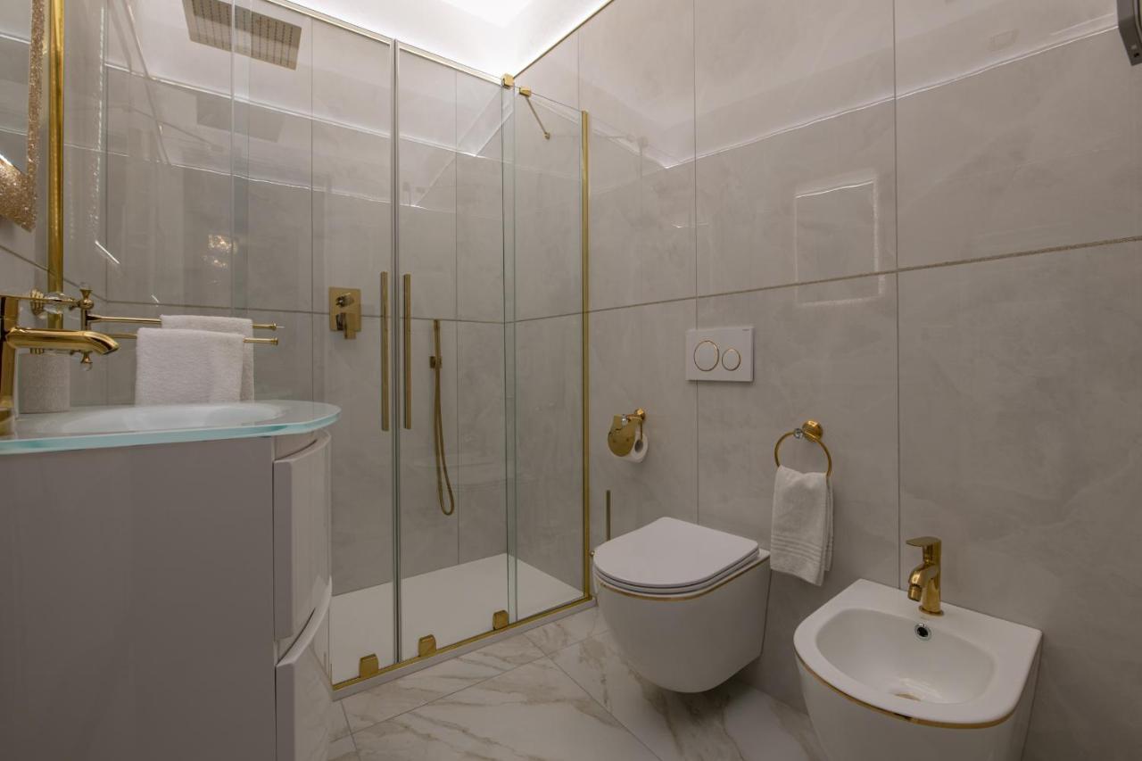 Apartment Fashion Gold With Jacuzzi & Car Garage Bologna