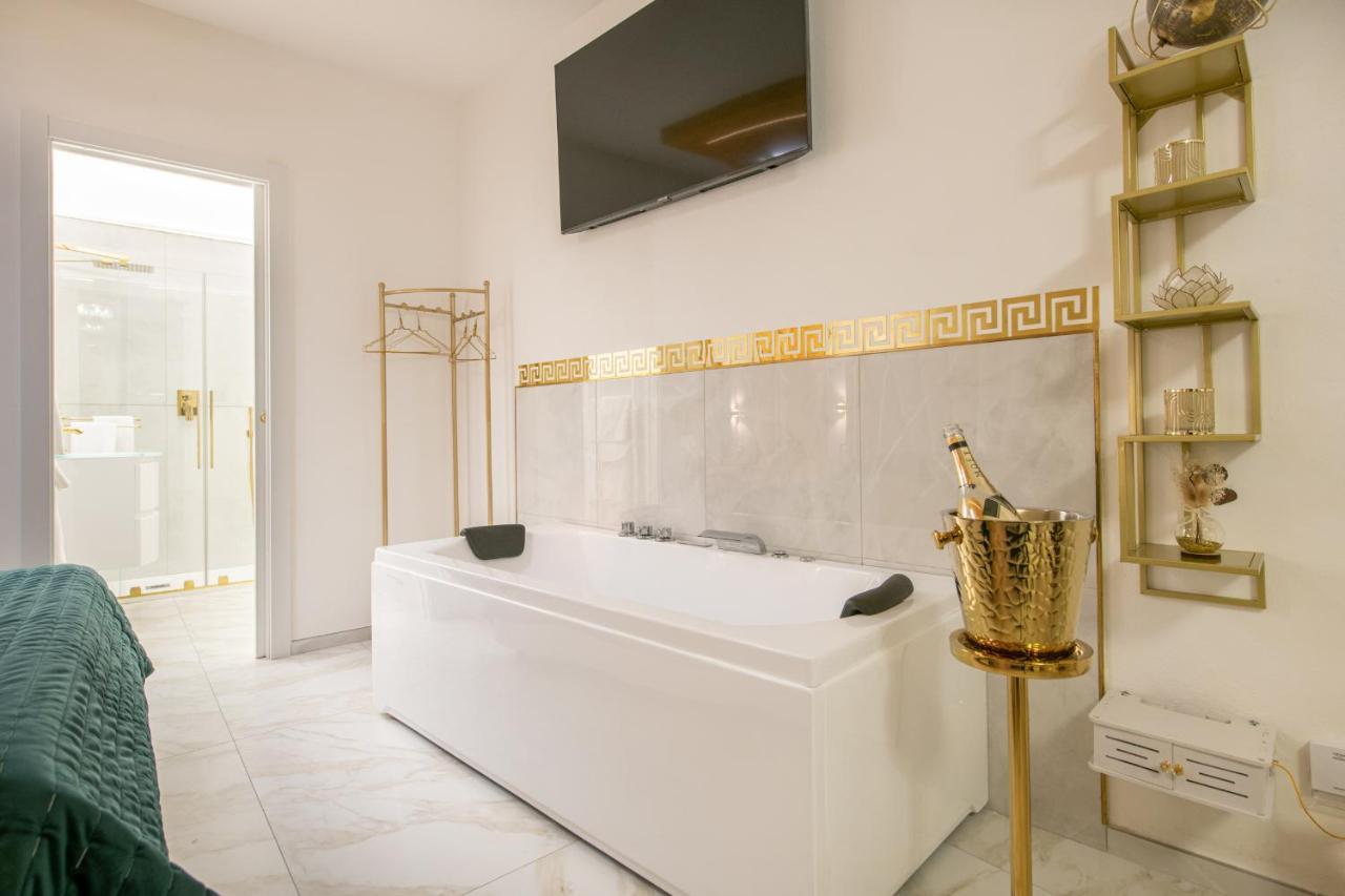 Fashion Gold With Jacuzzi & Car Garage Apartment