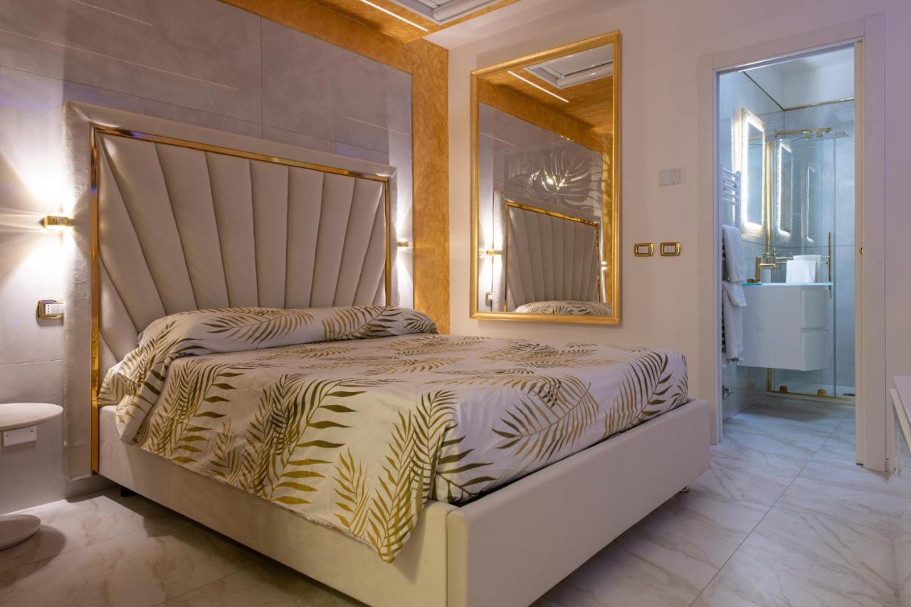 Fashion Gold With Jacuzzi & Car Garage Apartment