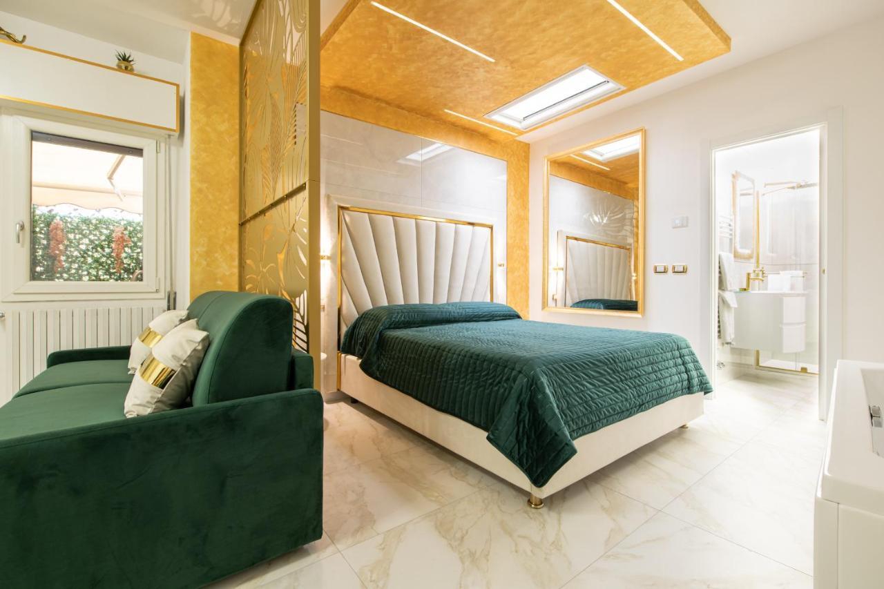 Fashion Gold With Jacuzzi & Car Garage