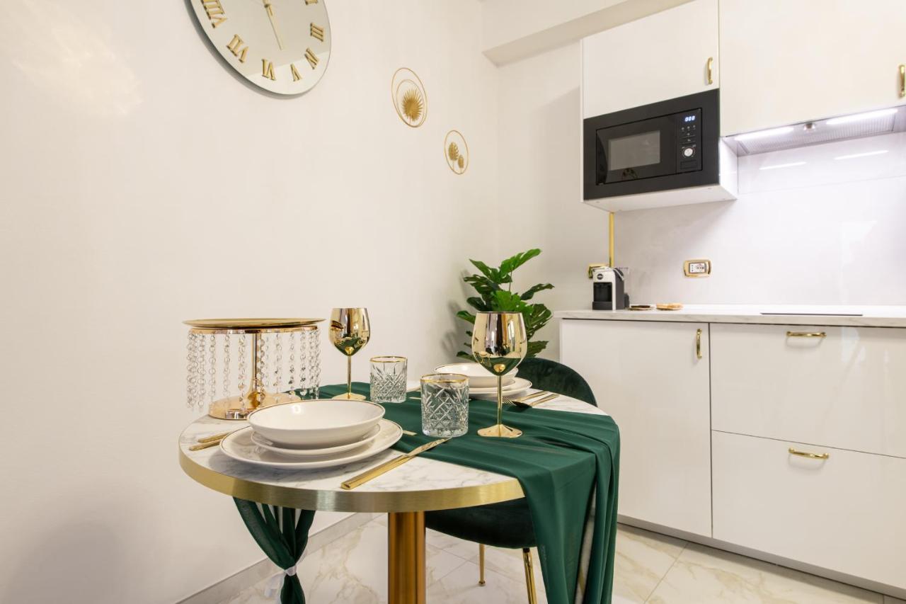 Fashion Gold With Jacuzzi & Car Garage Apartment