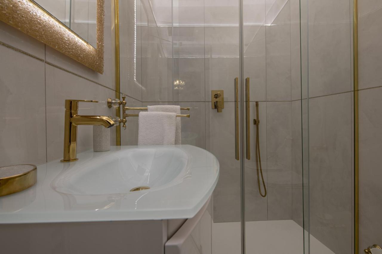 Fashion Gold With Jacuzzi & Car Garage *