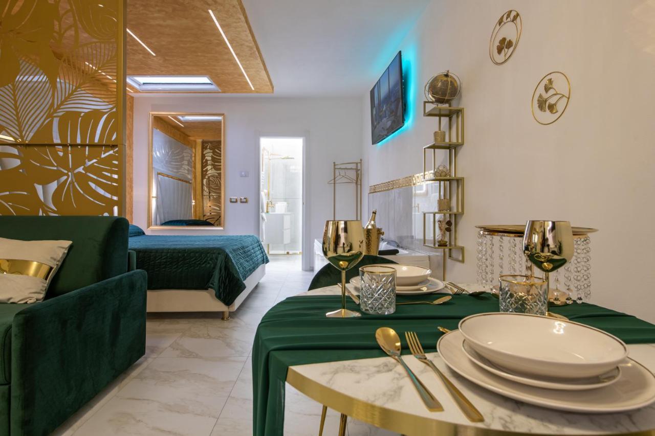 Fashion Gold With Jacuzzi & Car Garage Apartment