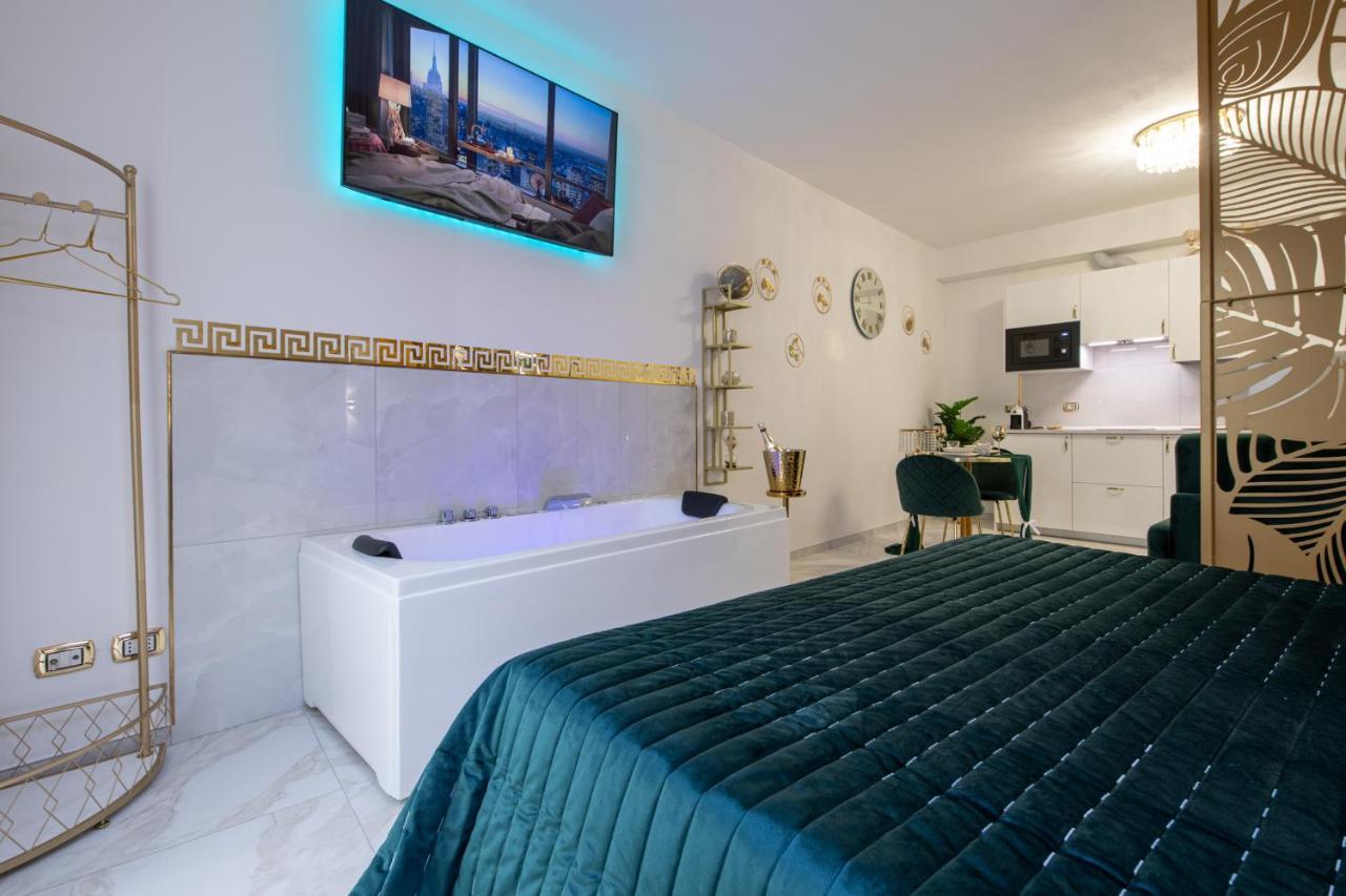 Fashion Gold With Jacuzzi & Car Garage Apartment