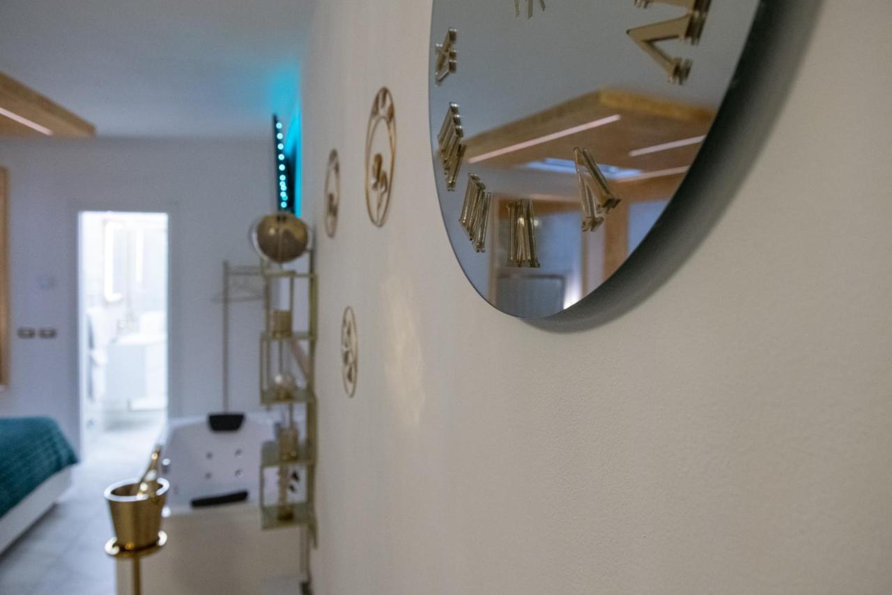 Fashion Gold With Jacuzzi & Car Garage Apartment *