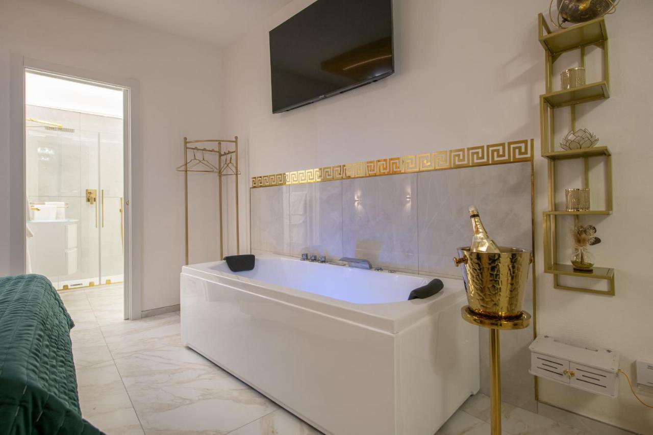 Fashion Gold With Jacuzzi & Car Garage Apartment *