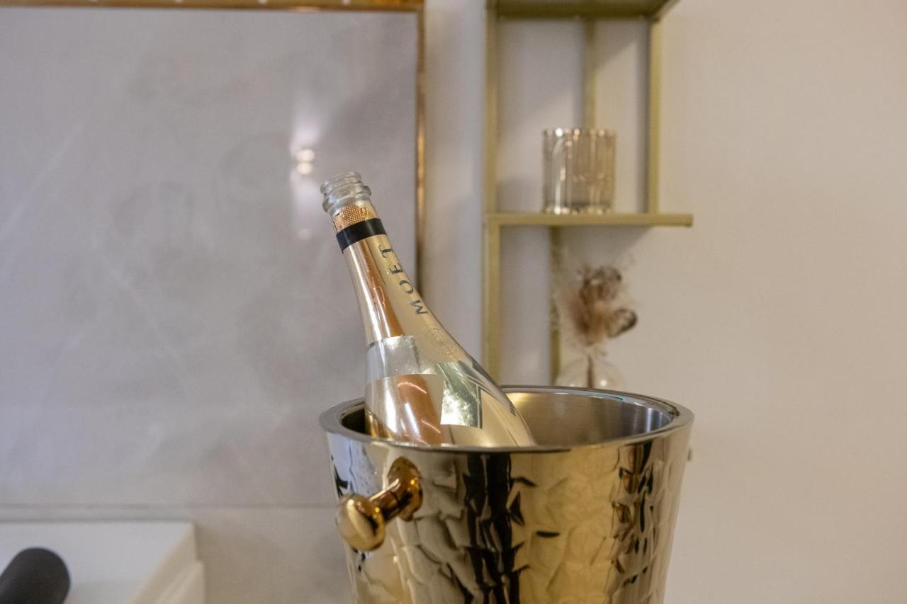 Fashion Gold With Jacuzzi & Car Garage Apartment Bologna