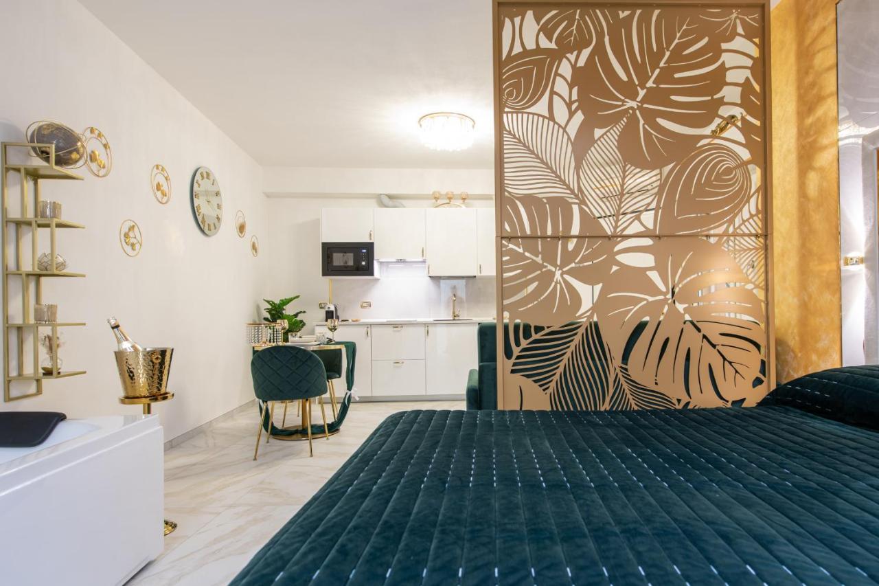 Fashion Gold With Jacuzzi & Car Garage Apartment *