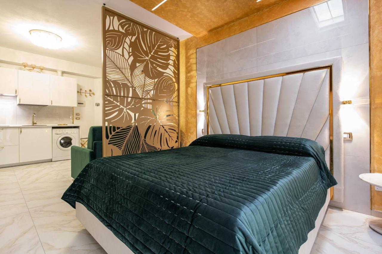 Fashion Gold With Jacuzzi & Car Garage Apartment *