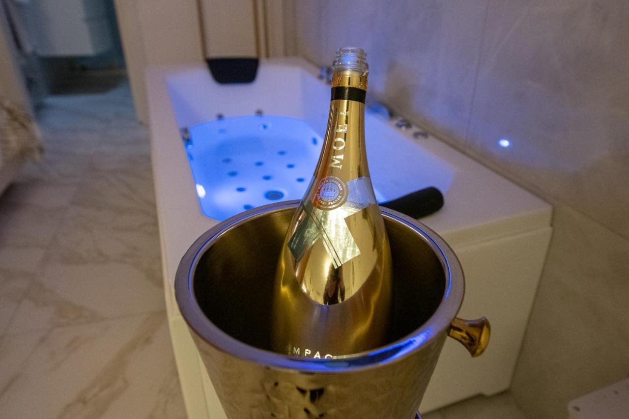 Apartment Fashion Gold With Jacuzzi & Car Garage