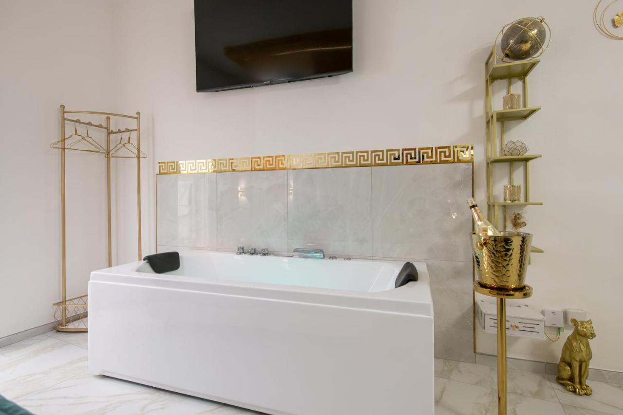 Fashion Gold With Jacuzzi & Car Garage Apartment *