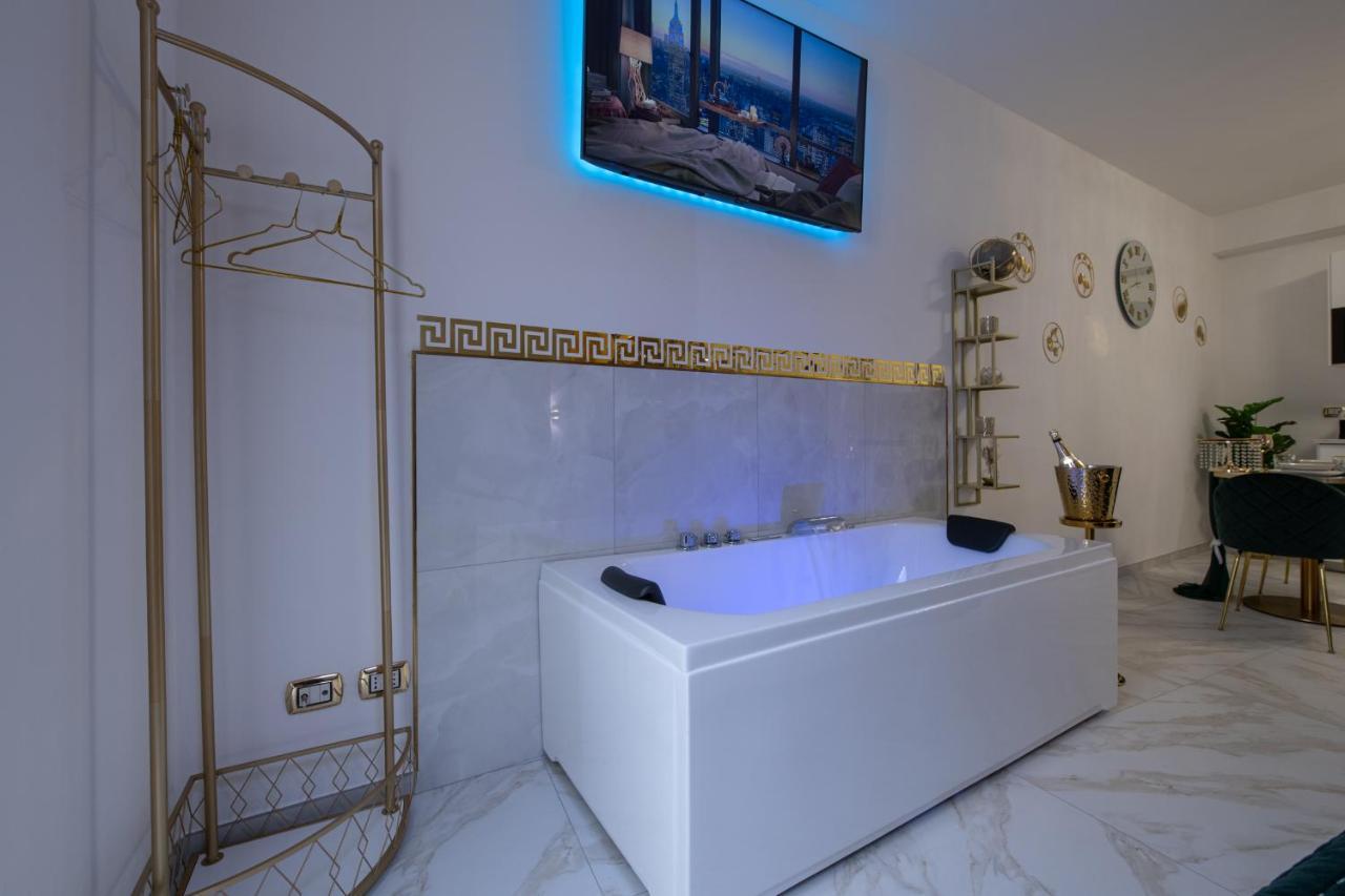 Fashion Gold With Jacuzzi & Car Garage