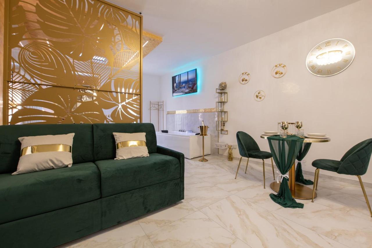 Fashion Gold With Jacuzzi & Car Garage Apartment