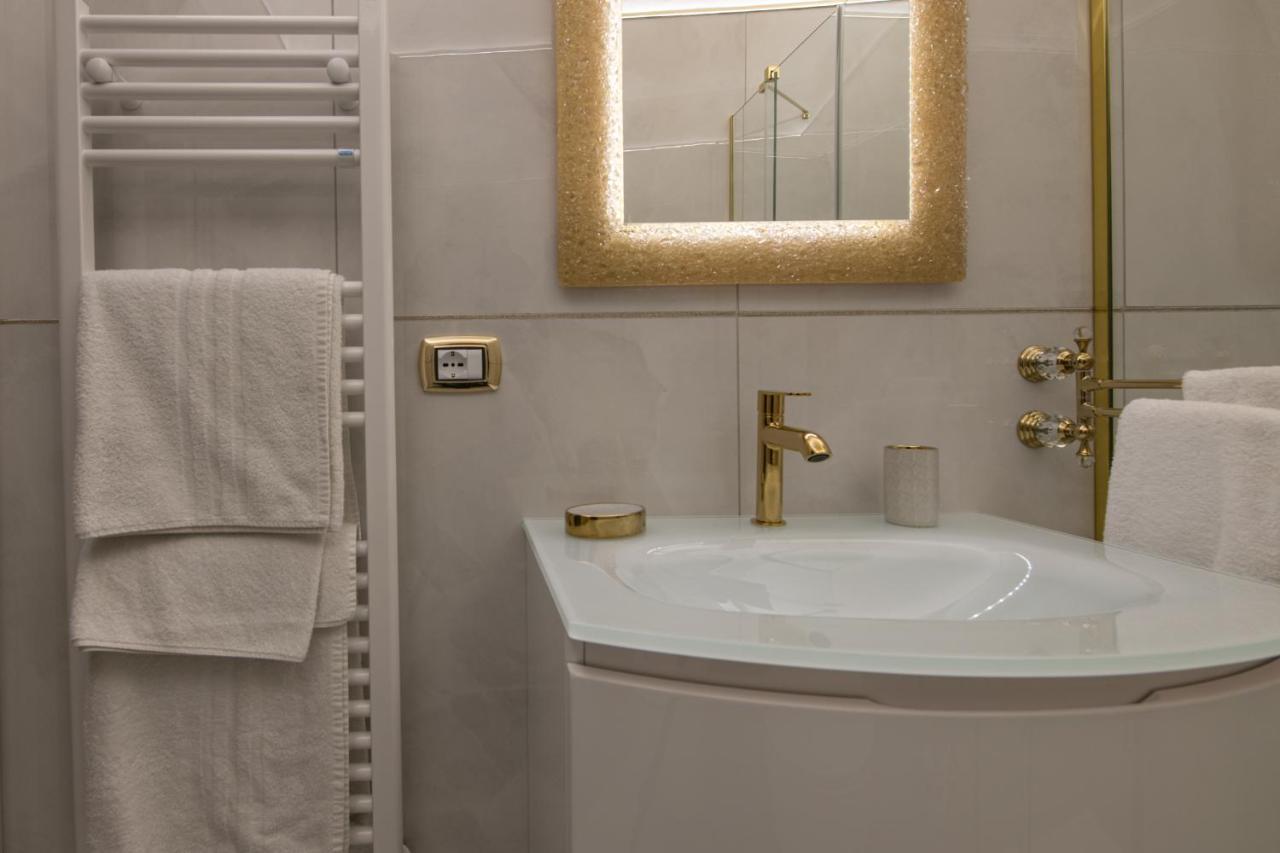 Apartment Fashion Gold With Jacuzzi & Car Garage Bologna