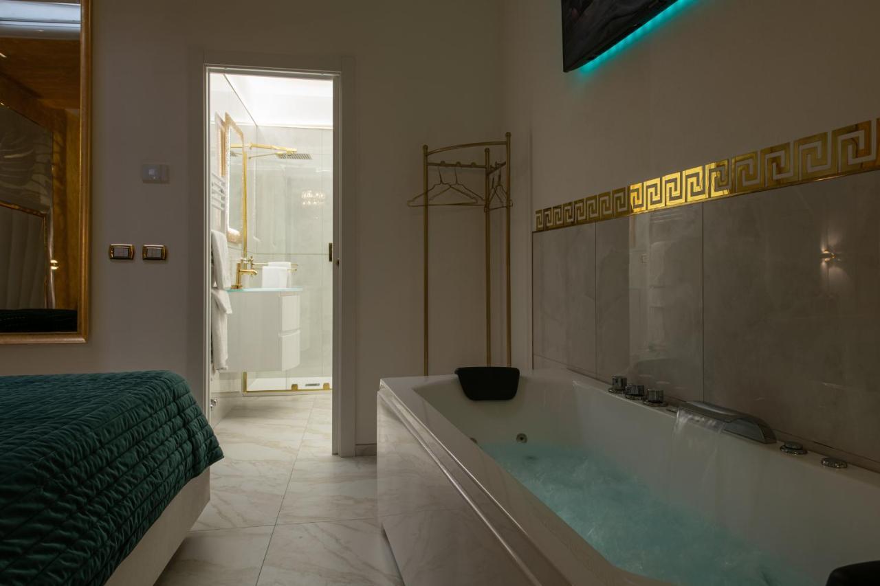 Fashion Gold With Jacuzzi & Car Garage Apartment Bologna