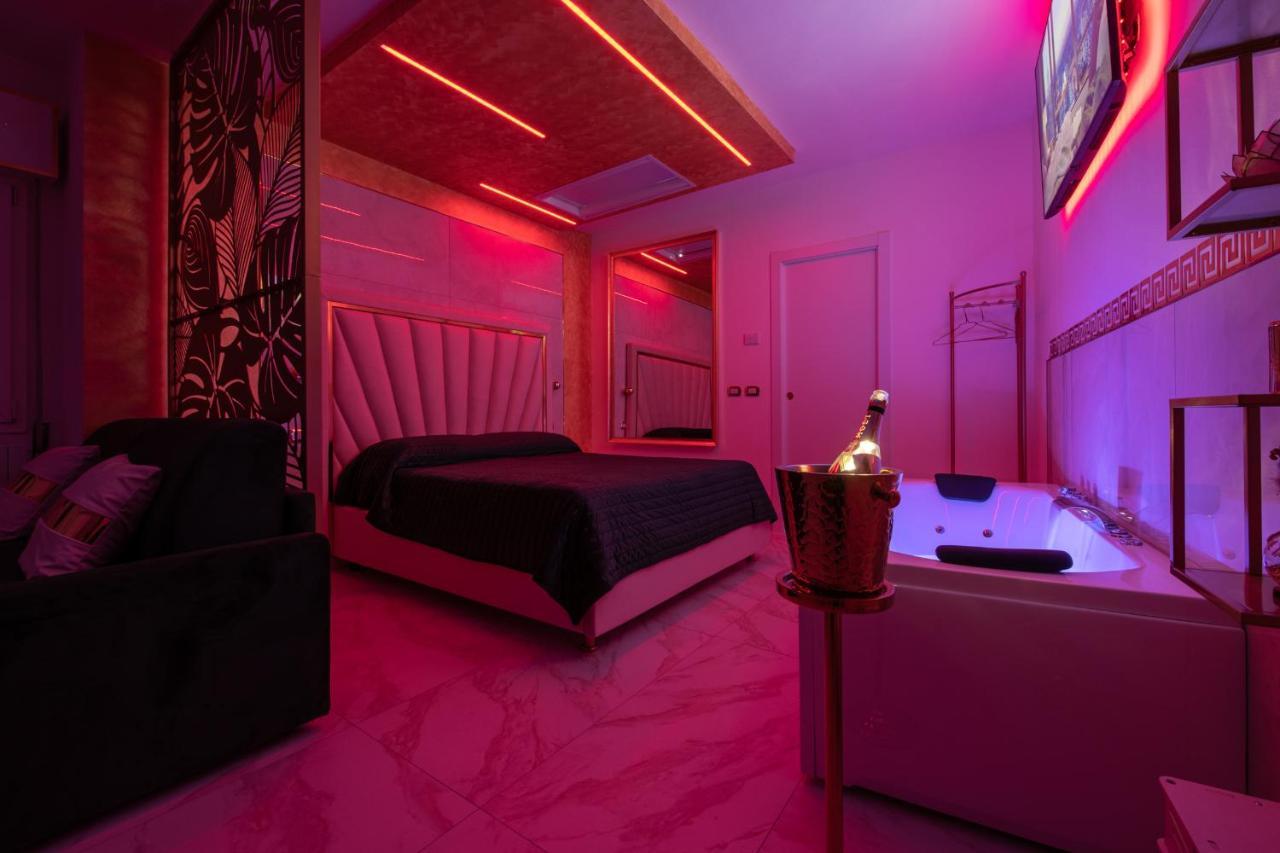 Fashion Gold With Jacuzzi & Car Garage *