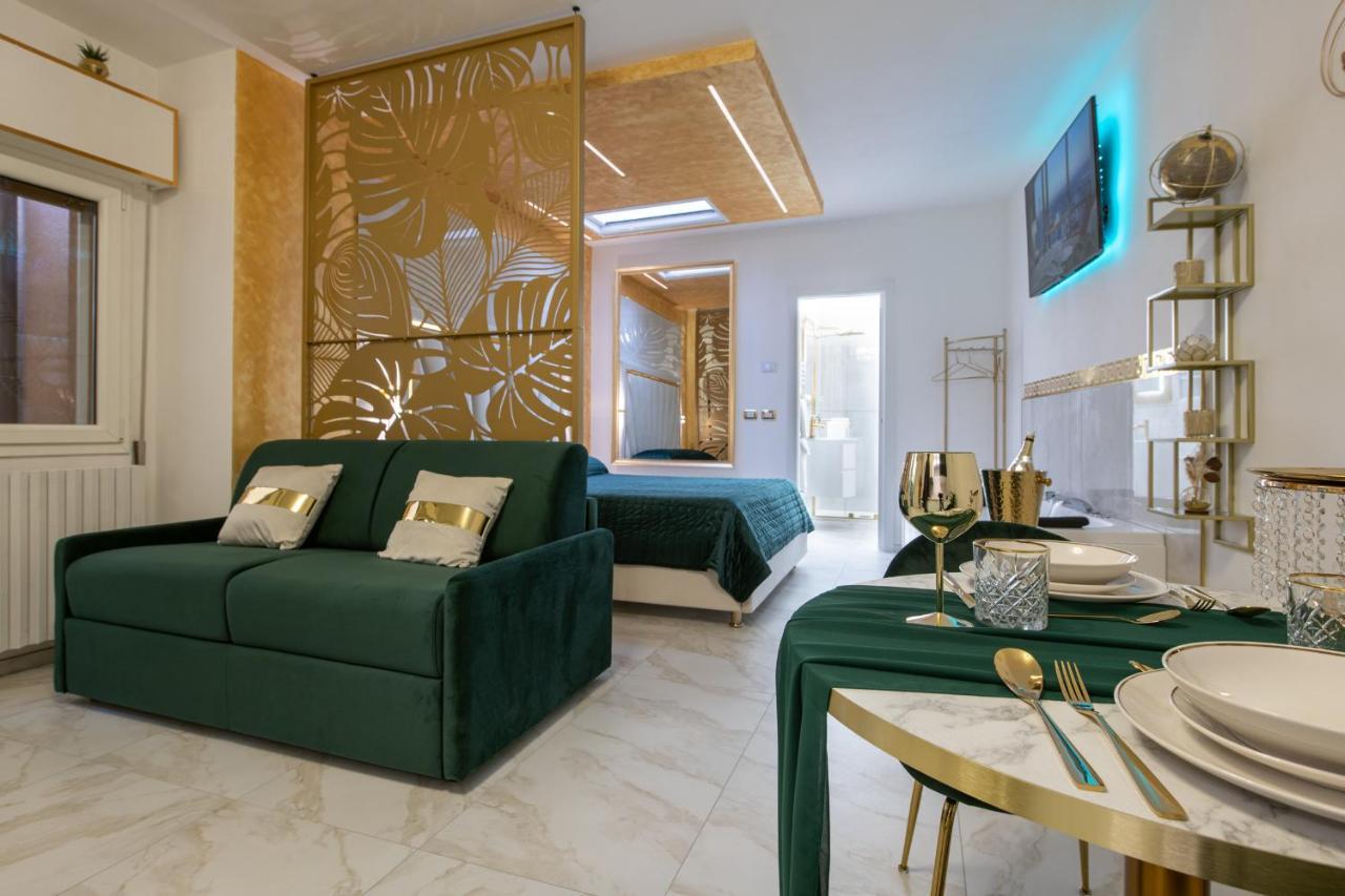 Fashion Gold With Jacuzzi & Car Garage Apartment
