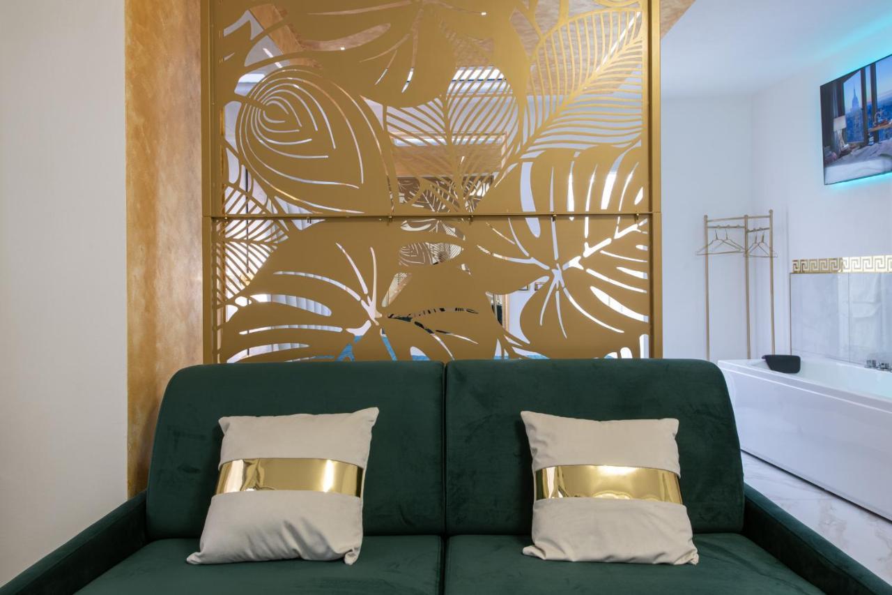 Fashion Gold With Jacuzzi & Car Garage