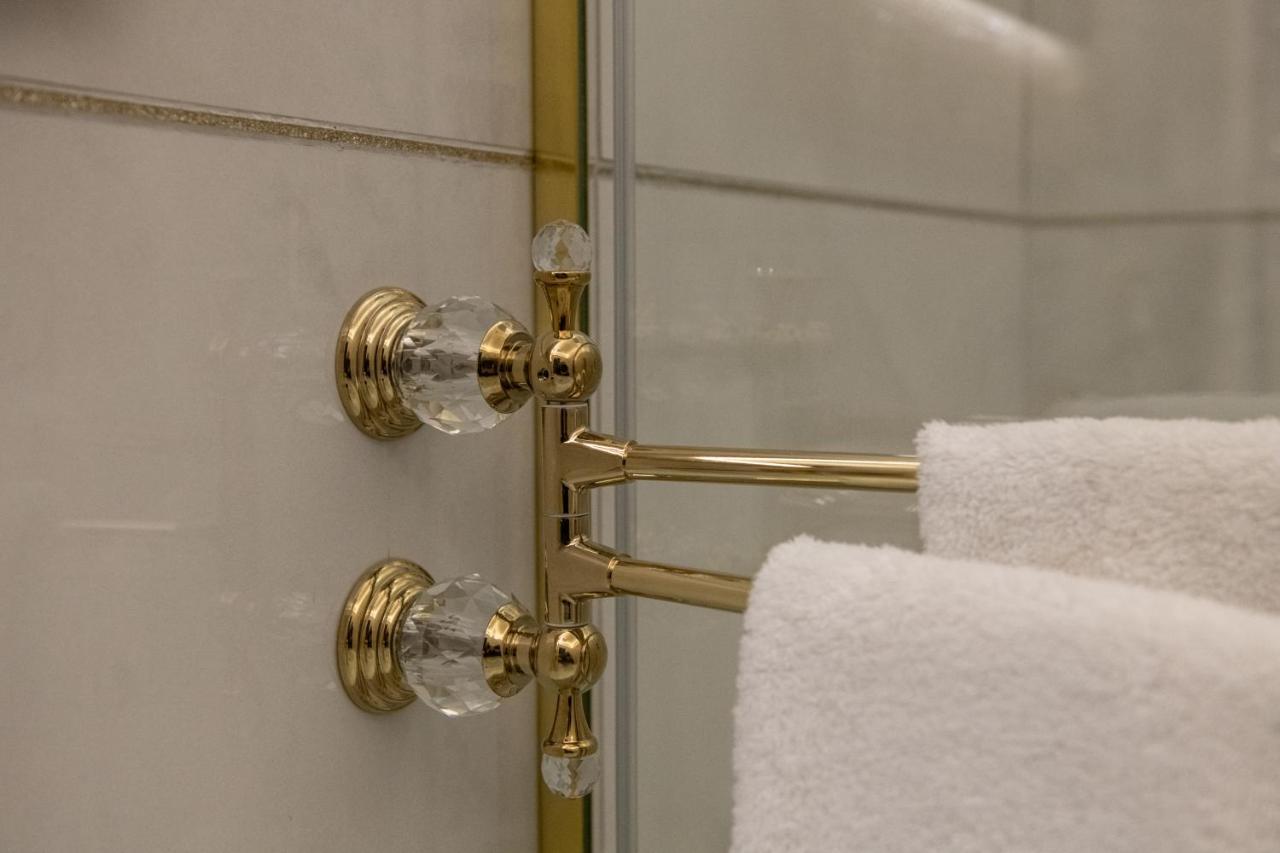 Fashion Gold With Jacuzzi & Car Garage Apartment
