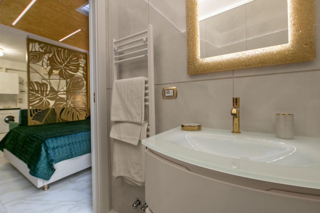 Fashion Gold With Jacuzzi & Car Garage Apartment *
