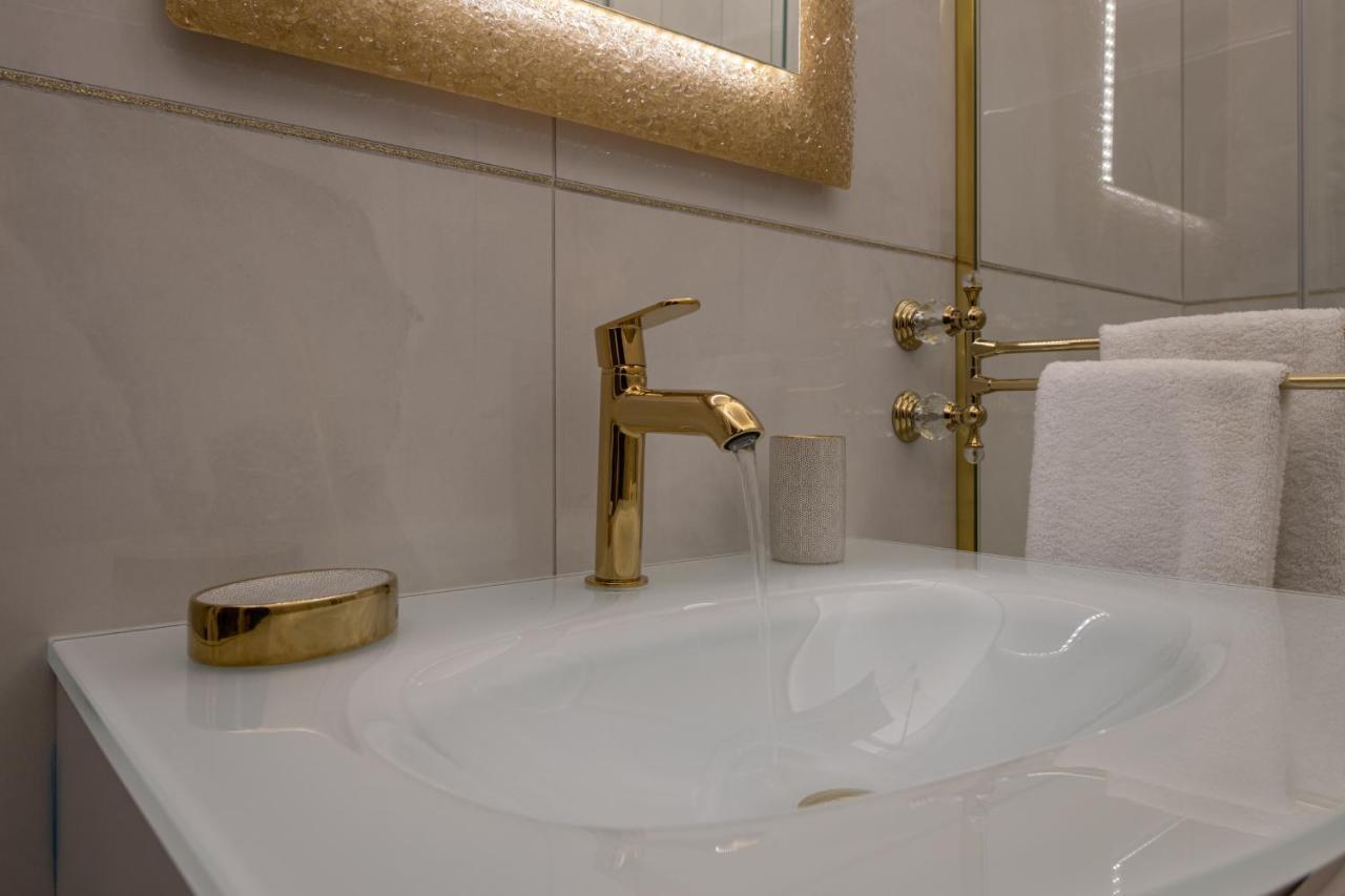 Fashion Gold With Jacuzzi & Car Garage Bologna